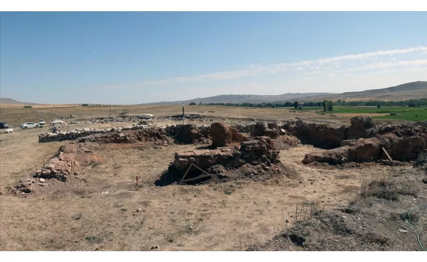 Kayalıpınar’da 3.900 Yıllık El Baskısı ve Sıvama İzleri Bulundu