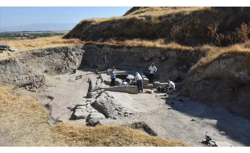 Malatya'daki Arslantepe Höyüğü'nde, taş ve kemikten yapılmış, üzerinde hayvan motiflerinin yer aldığı 7 bin yıllık 2 mühür bulundu