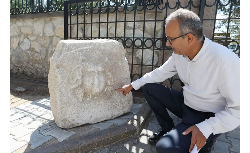 Çorum'da altyapı çalışması sırasında "Dionysos" kabartmalı ağırlık taşı bulundu