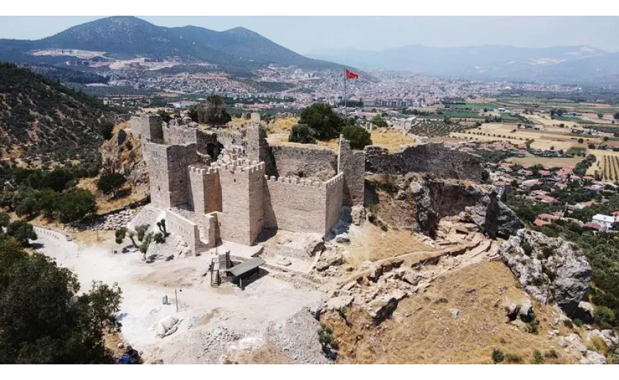 Beçin Antik Kenti'ndeki Kale Duvarları ve Burçlar Yeniden İnşa Ediliyor