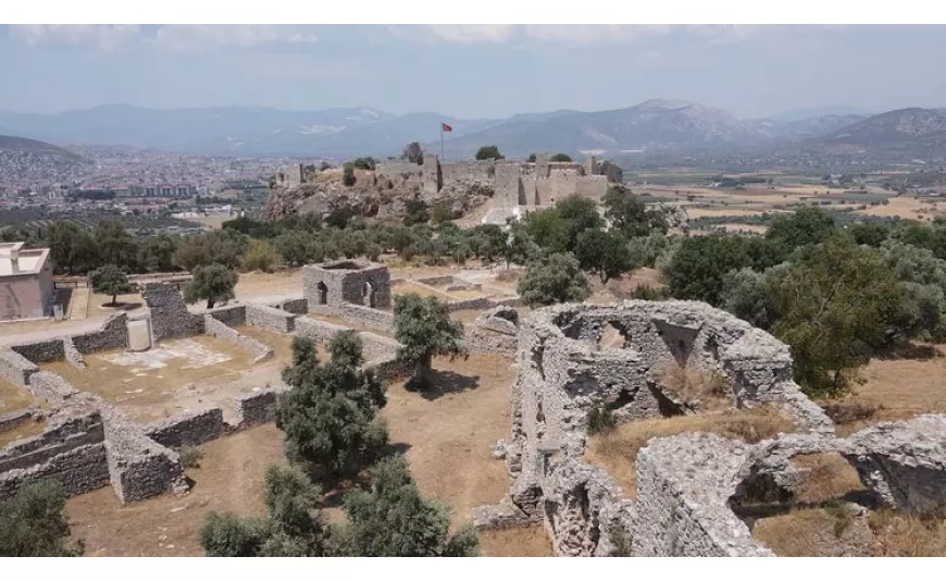 Beçin Antik Kenti'ndeki Kale Duvarları ve Burçlar Yeniden İnşa Ediliyor