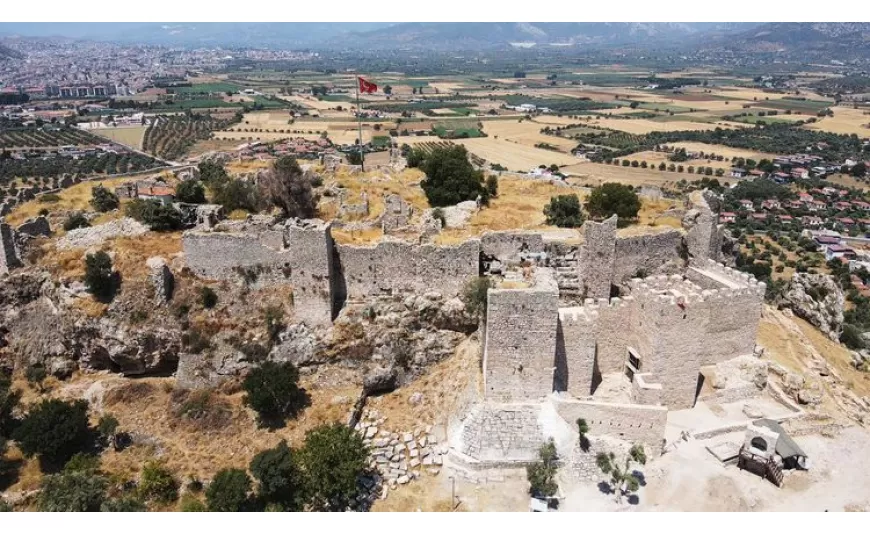 Beçin Antik Kenti'ndeki Kale Duvarları ve Burçlar Yeniden İnşa Ediliyor