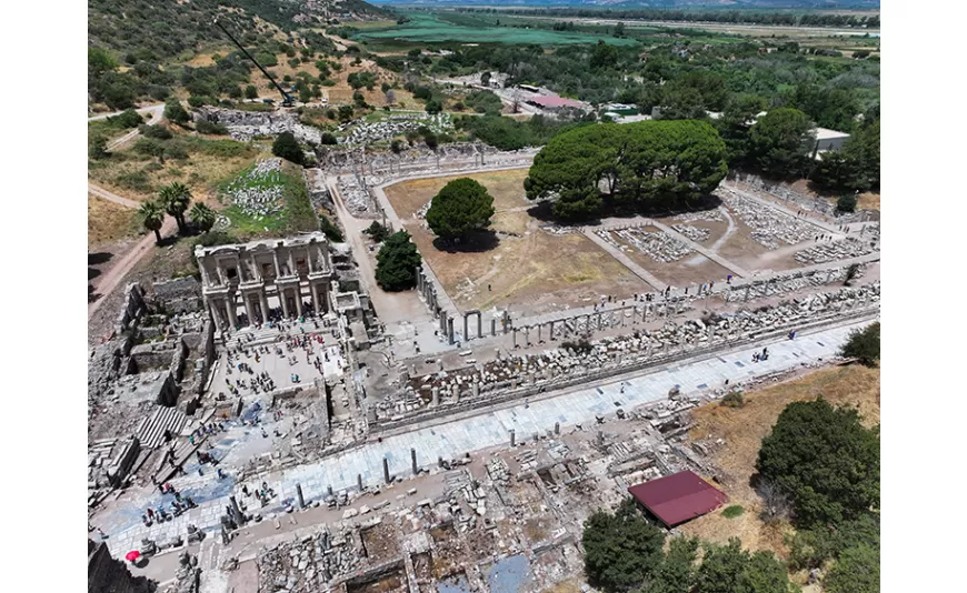 Efes Antik Kenti'nde Koressos Kapısı Ortaya Çıkarılıyor