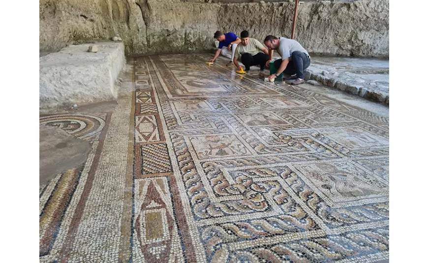 Osmaniye'de Kazı Çalışmalarında Ortaya Çıkan Roma Dönemi Mozaikleri Gün Yüzüne Çıkarılıyor