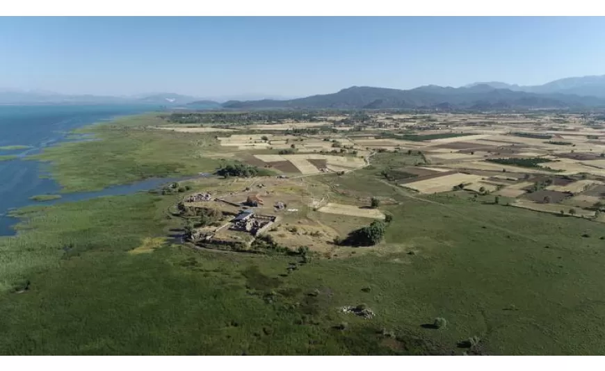 Anadolu Selçuklu Sultanı Alaaddin Keykubad'ın Beyşehir Gölü kıyısında bulunan Kubadabad Sarayı'nın çevresindeki kalıntılar, göldeki suların çekilmesiyle gün yüzüne çıktı.