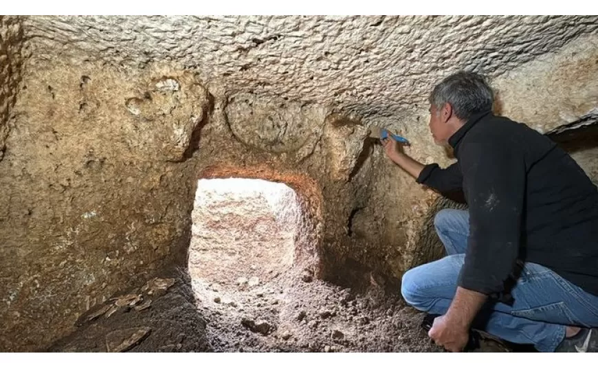 Adıyaman'da yer alan Tharsa Antik Kenti'nde devam eden kazı çalışmalarında Roma Dönemi'ne tarihlenen oda mezar bulundu.