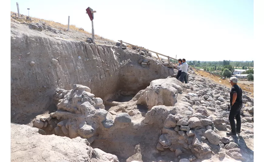 Kınık Höyük'te Orta Bronz Çağı'na ait sur kalıntıları ve yerleşim yeri bulundu