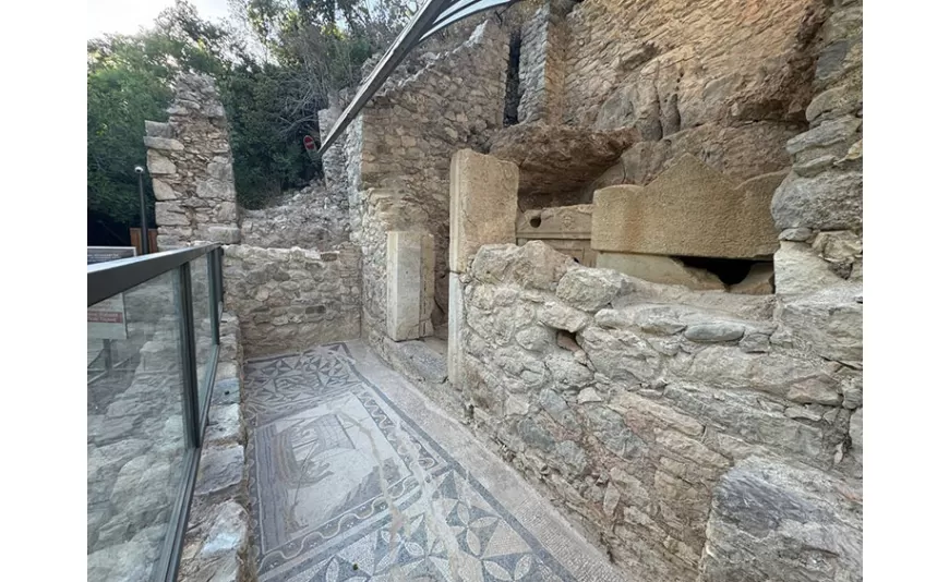 Antalya'nın Kumluca ilçesindeki Olympos Antik Kenti, barındırdığı tarihi kalıntılarıyla kültür, plajıyla sahil turizmine hizmet ediyor.