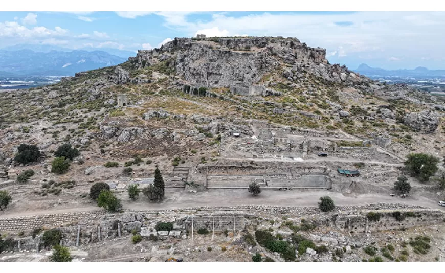 Sillyon Antik Kenti'nde Roma ve Beylikler Dönemine Ait Hamam Bulundu