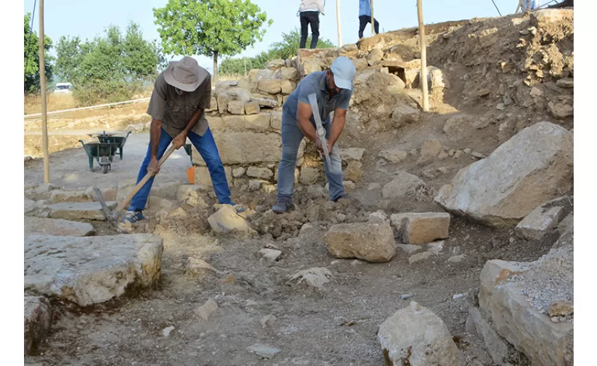 Diyarbakır'ın Kulp ilçesinde arkeolojik kazılar sırasında, 1500 yıllık bir kilise kalıntısında denizyıldızı fosili keşfedildi.