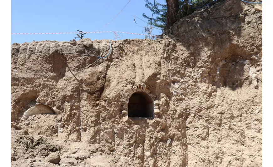 Amasya'da bir inşaatın temel kazısı sırasında Roma dönemine ait üç mezar ortaya çıktı