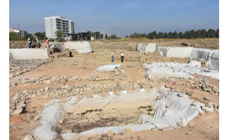 İzmir'in Bornova ilçesinde yer alan Yassıtepe Höyüğü'nde yürtülen kazı çalışmalarında günümüzden yaklaşık 5 bin yıl öncesine tarihlenen pişmiş toprak kadın (tanrıça) heykelciği bulundu.