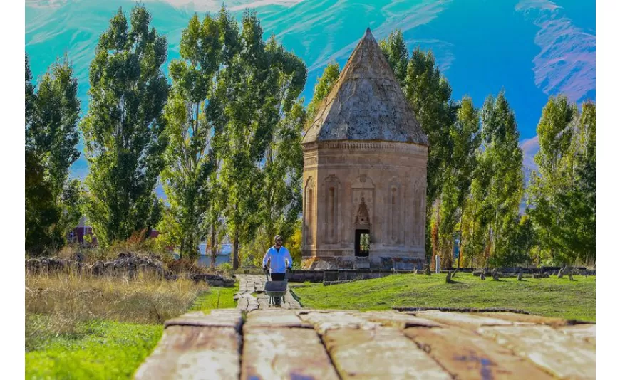 Van'ın Gevaş ilçesindeki Selçuklu Mezarlığı'nda yürütülen kazı ve restorasyon çalışmalarında 8 sandukalı mezar ortaya çıkarıldı.