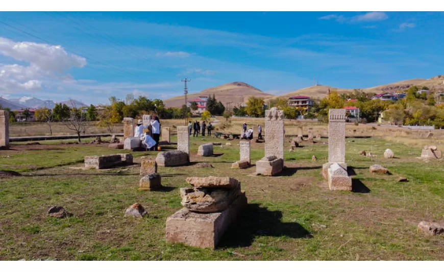 Van'ın Gevaş ilçesindeki Selçuklu Mezarlığı'nda yürütülen kazı ve restorasyon çalışmalarında 8 sandukalı mezar ortaya çıkarıldı.