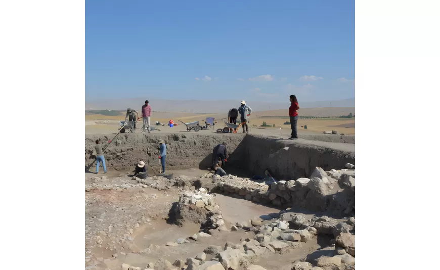 Kahramanmaraş'ın Afşin ilçesindeki Yassı Höyük'te yürütülen kazı çalışmalarında yaklaşık 2 bin 600 yıl öncesine ait Akhamenid döneminden tabakalara rastlandı