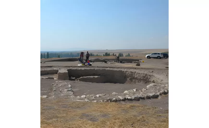 Kahramanmaraş'ın Afşin ilçesindeki Yassı Höyük'te yürütülen kazı çalışmalarında yaklaşık 2 bin 600 yıl öncesine ait Akhamenid döneminden tabakalara rastlandı