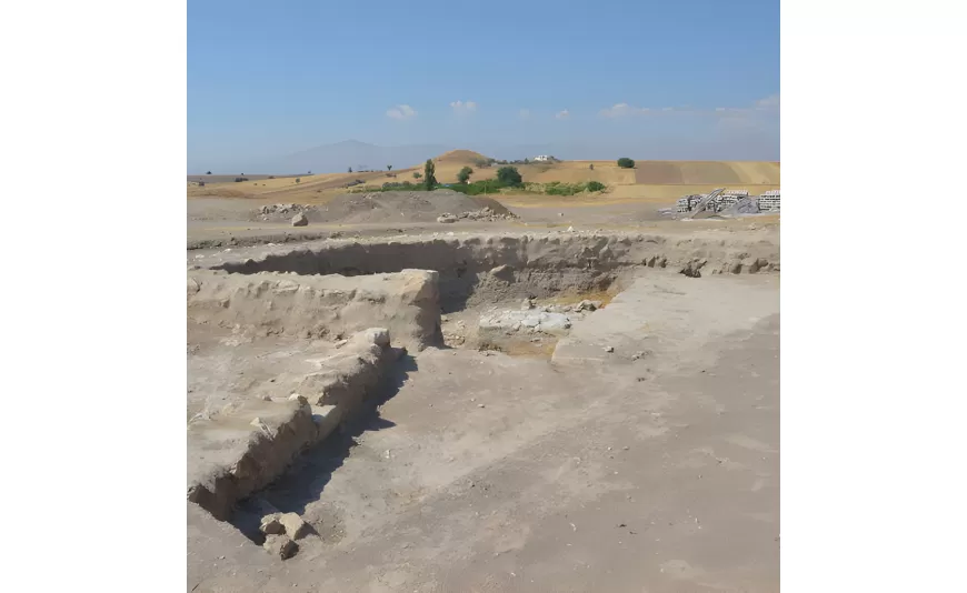 Kahramanmaraş'ın Afşin ilçesindeki Yassı Höyük'te yürütülen kazı çalışmalarında yaklaşık 2 bin 600 yıl öncesine ait Akhamenid döneminden tabakalara rastlandı