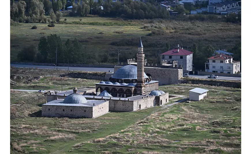 Van Kalesi'nin zirvesindeki Süleyman Han Camisi yeniden inşa ediliyor